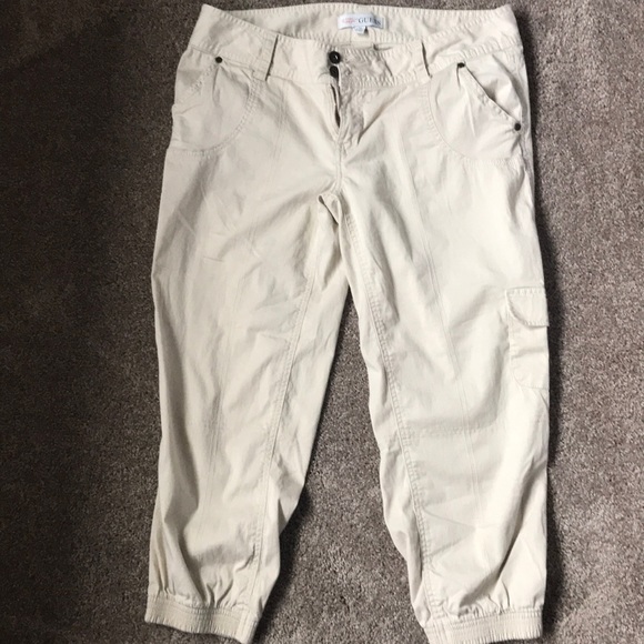 Ladies Guess Cargo Style Capris - Picture 1 of 3